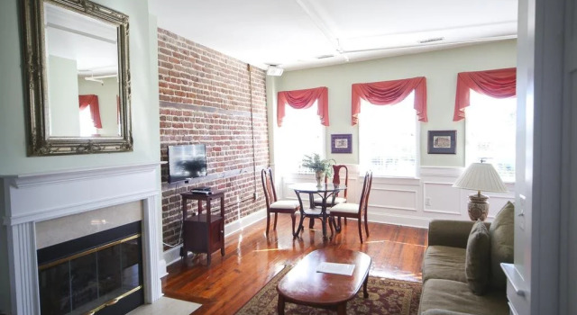 Meeting Street Suites, Забронировать Отель Исторический район Charleston Area, рядом с Магазины на Чарльстон-Плейс