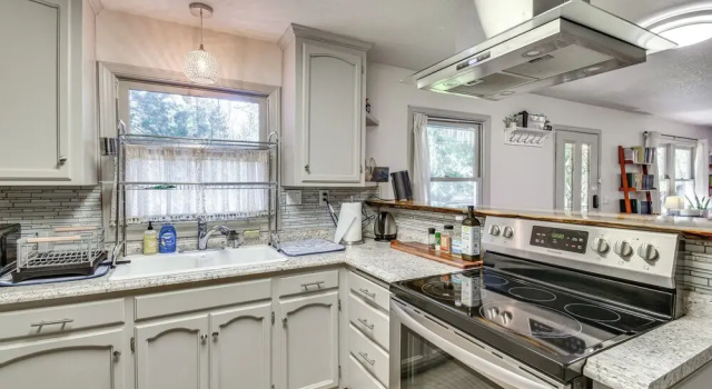 Коттедж Lake Access & Hot Tub: Pet-friendly Arnold Home