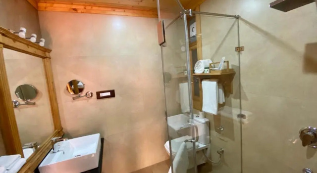 Двухместный номер Luxury ShivAdya Boutique Stay Near Manali Quiet Naggar Side Retreat