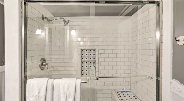 Коттедж Coastal, Walkable Home in Historic Southport!