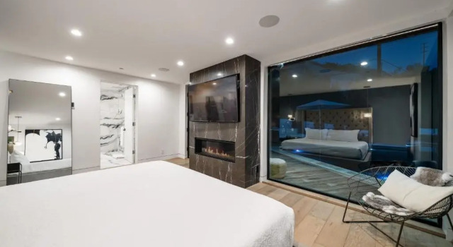 Modern Smart Home With Spectacular Views
