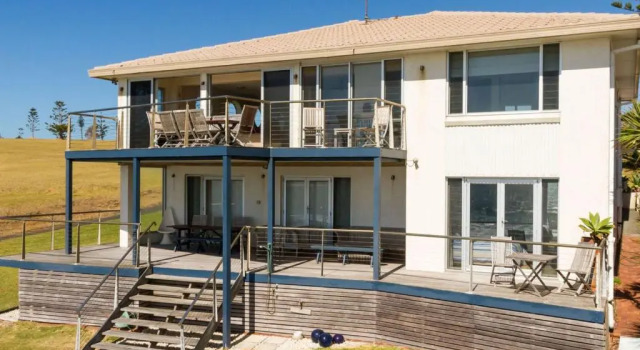 Коттедж PENZANCE Gerroa Beachfront to Shelley Beach and 4pm check out Sundays