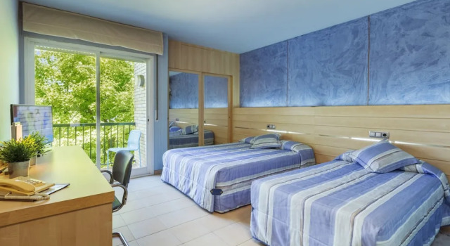 Трёхместный семейный номер Standard с балконом Hotel Sausa