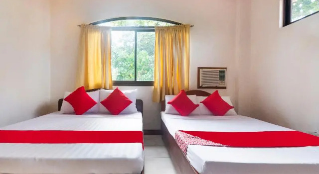 Номер Deluxe RedDoorz at Coco Grove Tourist Inn