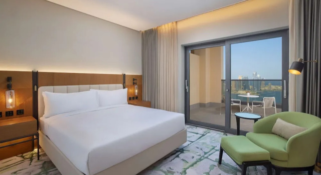 Двухместный номер Premium с балконом и с видом на воду DoubleTree by Hilton Sharjah Waterfront Hotel And Residences