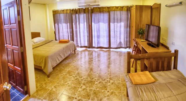 Трёхместный номер Deluxe с балконом Hugs Guesthouse