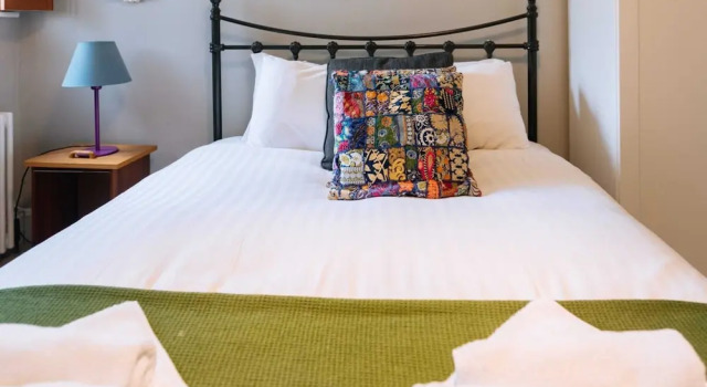 Inviting 1BD Flat - 20 Mins to Brighton Beach!, Забронировать Отель Отели Исторического графства Суссекса с парковкой, Парковка