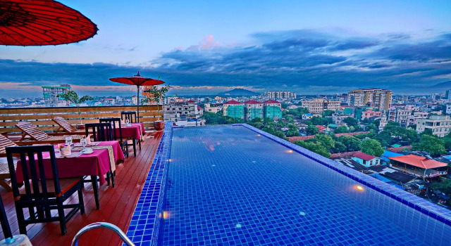 Кровать в общем номере Hotel Yadanarbon