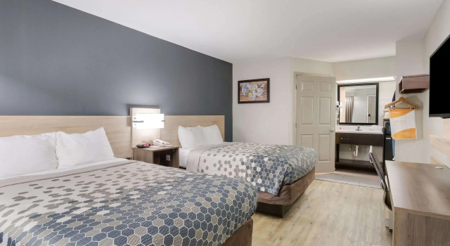 Четырёхместный номер Standard Econo Lodge Greenville near University
