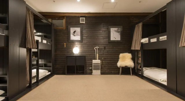 Кровать в общем номере Moiwa Lodge