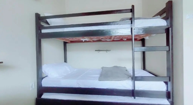 Кровать в общем номере Jô House
