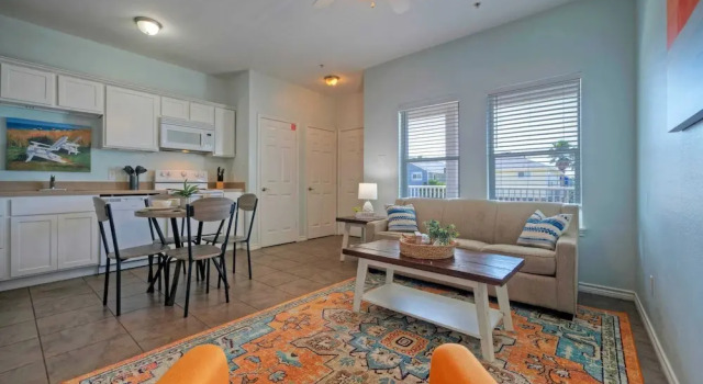 Коттедж Minutes to the Beach w/ Pool, Sleeps 8 Two Condos: Costa Bahia