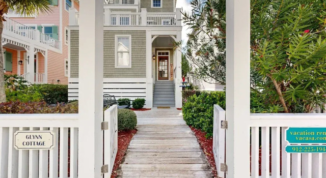 Luxury Cottage With Pools & Multiple Decks, 1/2 Block to Beach, Prenota Casa vacanze Saint Simons Island Georgia