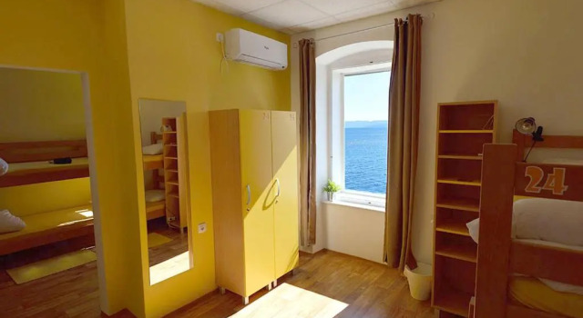 Кровать в общем номере с видом на море Hostel Fun