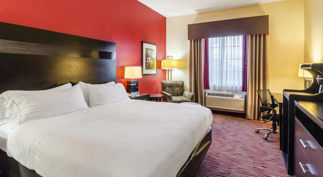 Четырёхместный номер Standard Holiday Inn Express Hotel & Suites Vinita by IHG