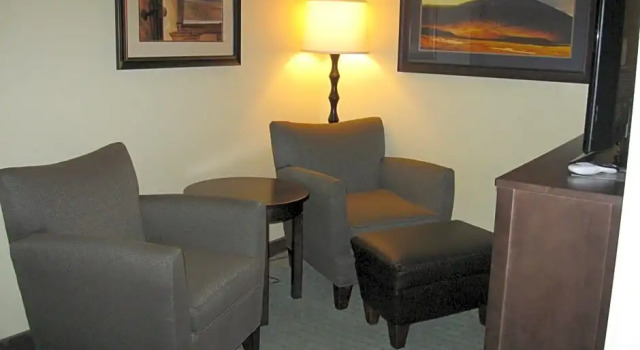 Четырёхместный люкс Little Missouri Inn & Suites New Town
