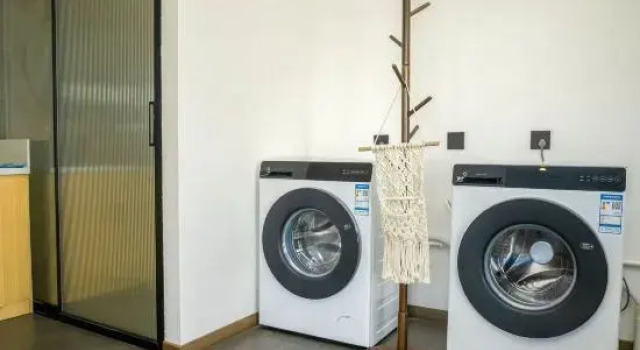 Hemu Aifeier Eiffel Warm Courtyard, Prenota Hotel Hotel a Burqin con parcheggio, Parcheggio
