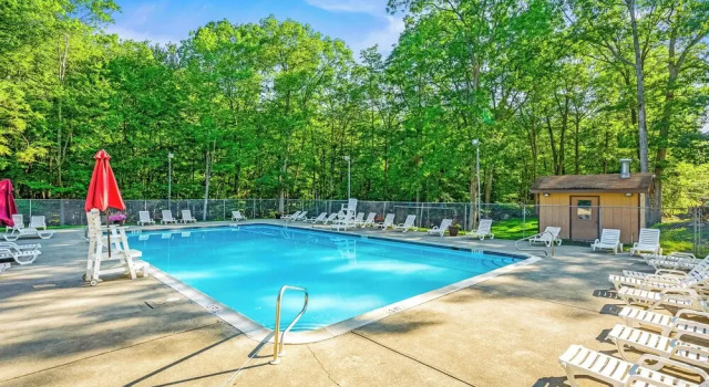 Private Yard, Playset: Family Home in Penn Estates, Book Hotel Stroudsburg 