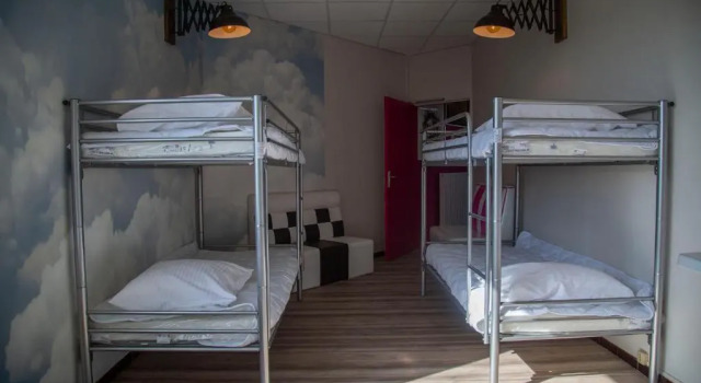 Кровать в общем номере Hôtel Le Grand Barnum