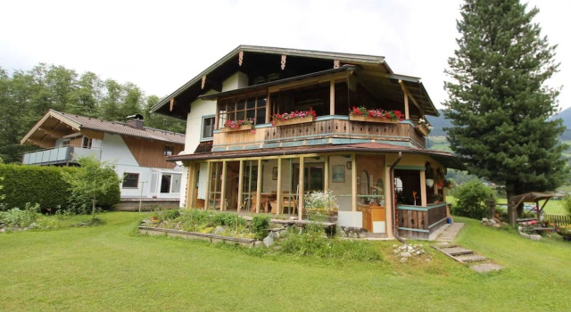 Апартаменты Cosy Apartment in Neukirchen near Krimmler Waterfalls