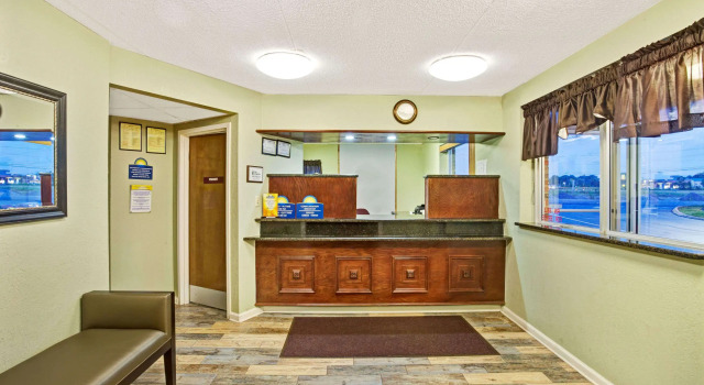 Days Inn Clarksville, Rezerwuj Hotel Hotele w Clarksville z basenem, Basen