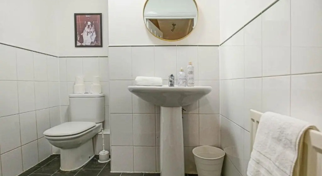 Коттедж Large 6 Bedroom House with Free Parking, Smart TV with Netflix, Fast Wifi, Air Hockey & Garden by Yoko Property
