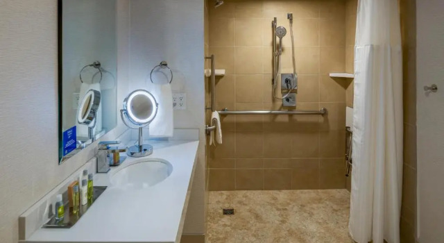 Номер Standard Doubletree By Hilton Madison East