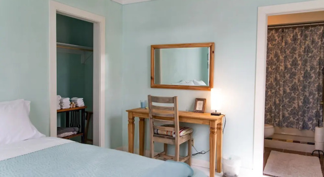 The Blue Room - Charming Studio, Great Location!  by RedAwning, Book Hotel Hoteller i Alpine med parkering, Parkering