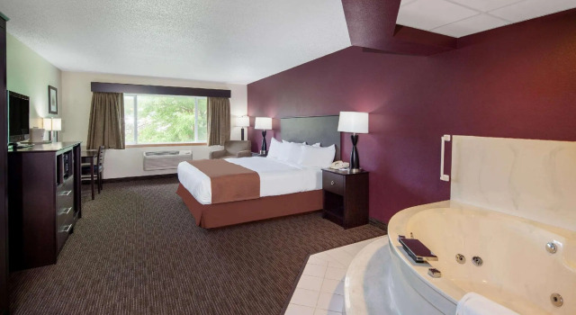 Двухместный люкс AmericInn by Wyndham Northfield