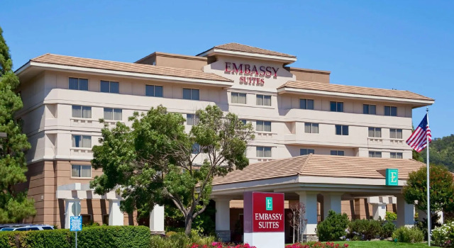 Четырёхместный номер Standard Embassy Suites by Hilton San Rafael at Marin Center