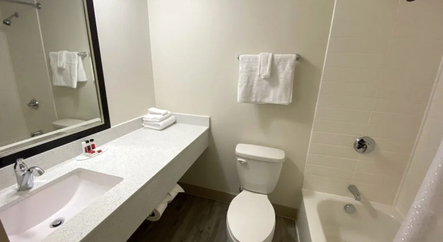 Номер Deluxe University Inn of Carbondale by Hotel O