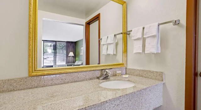 Двухместный номер Deluxe Days Inn by Wyndham Bradenton - Near the Gulf