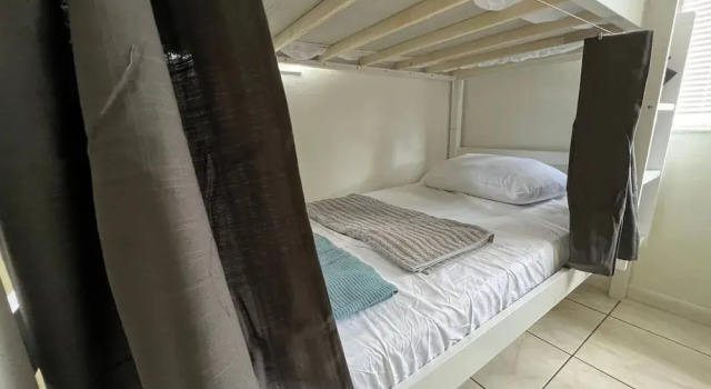 Кровать в общем номере Hallandale Beach Hostel