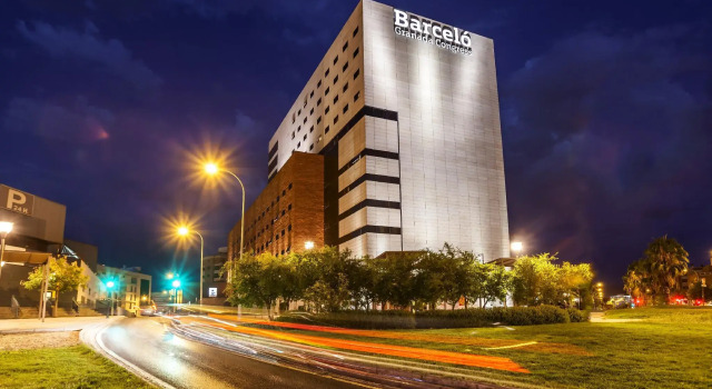 Полулюкс с гидромассажной ванной Barceló Granada Congress