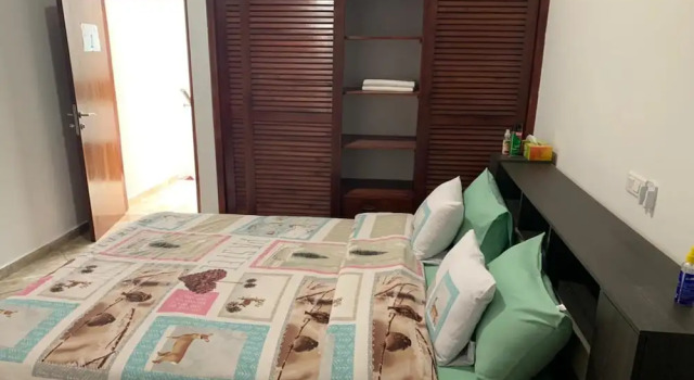 Résidence Est T4, Boek Appartement Hotels in Abidjan met parkeren, Parkeren