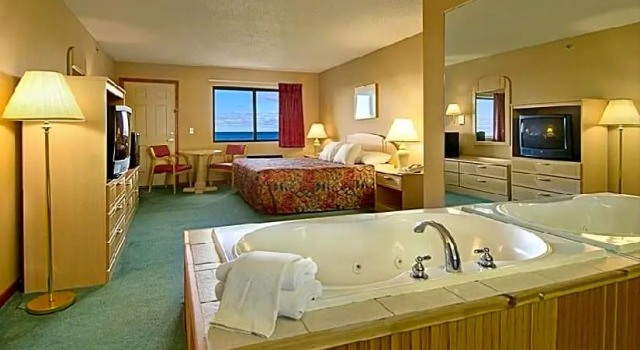 Двухместный люкс AmericInn by Wyndham Saint Ignace Lakefront