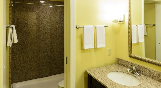 Четырёхместный люкс Economy Asbury Inn & Suites