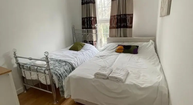 3 Bed Flat - Sleeps 6 - Parking - Wifi, Забронировать Апартаменты/квартира Отели Лондона с парковкой, рядом с St Olaf House, Парковка