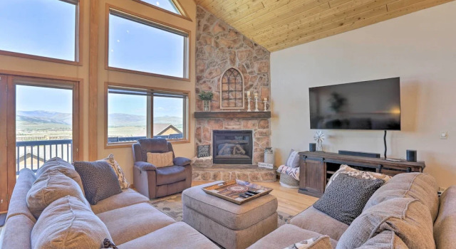 Коттедж Ski + Bike: Home w/ Deck & Hot Tub in Granby!