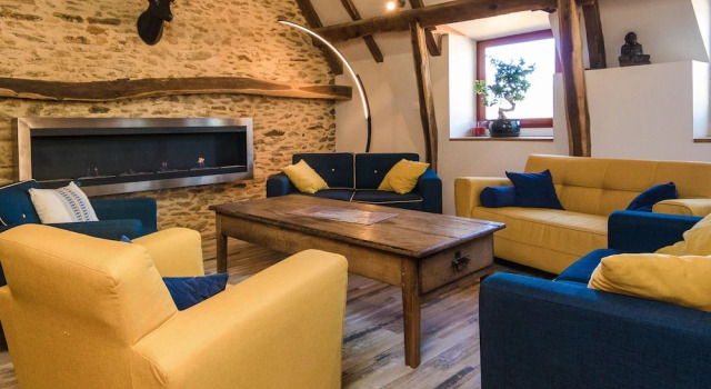 Spacious Holiday Home in Altillac with Private Pool, Забронировать Отель Отели Коррез с парковкой, Парковка