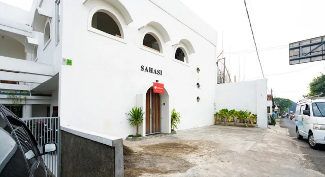 RedDoorz near Exit Toll Tanah Baru Bogor