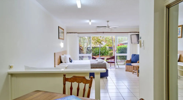 Люкс с балконом Cairns Queenslander Hotel & Apartments
