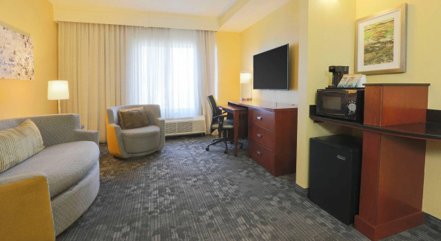 Двухместный люкс c 1 комнатой Courtyard by Marriott Austin Airport