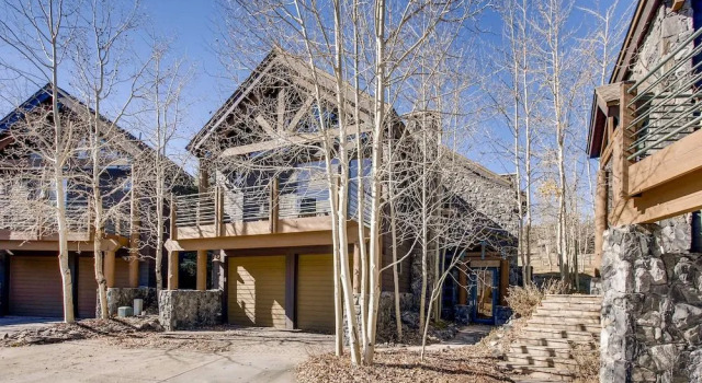 Luxe 4BR w/ Hot Tub on Golf Course, Rezerwuj Dom wakacyjny Hotele w Vail Ski z parkingiem, Parking