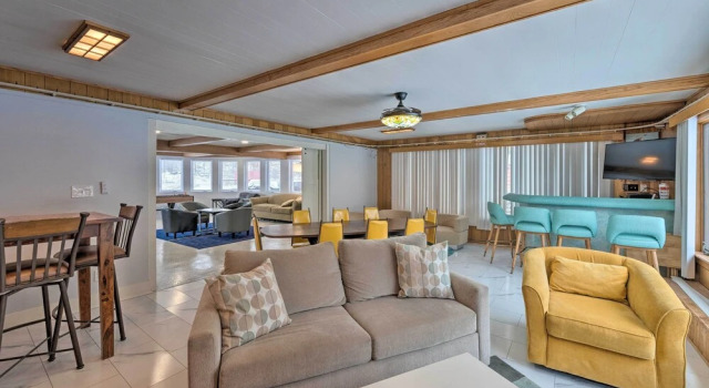 Renovated & Spacious Cabin w/ Patio & Grounds, Réserver Hôtel Lake Geneva 