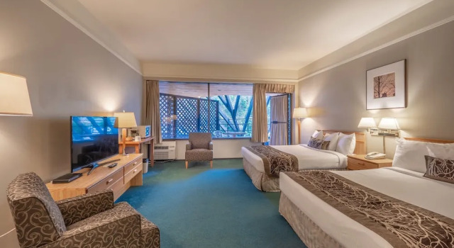 Четырёхместный номер Standard с балконом The Cedars Inn Hotel & Convention Centre