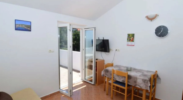 Buda (HVR216), Prenota Hotel Hotel a Croatian Islands con parcheggio, Parcheggio