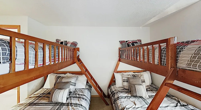 Tranquil North End Gem W/ Hot Tub & Bikes 5 Bedroom Home