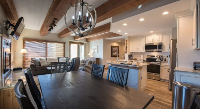 Апартаменты Recently Remodeled Ski Lodge Styled Plaza Condo - No Cleaning Fee! by RedAwning