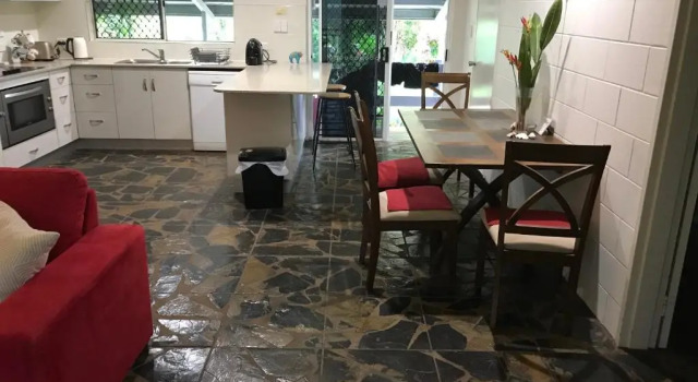Royal Palm Cottage, Entire two bedroom 2 bathroom house with Pool, Book Hotel Hoteller i Mission Beach med parkering, Parkering